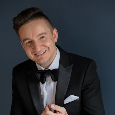 Ведущий, артист Кирилл Андронов